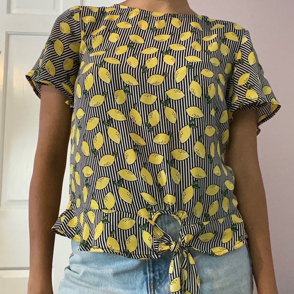 Lemon patterned top